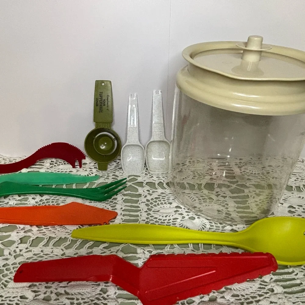 Lot of Vintage‎ Tupperware Kitchen Utensil Set with Cream Jar